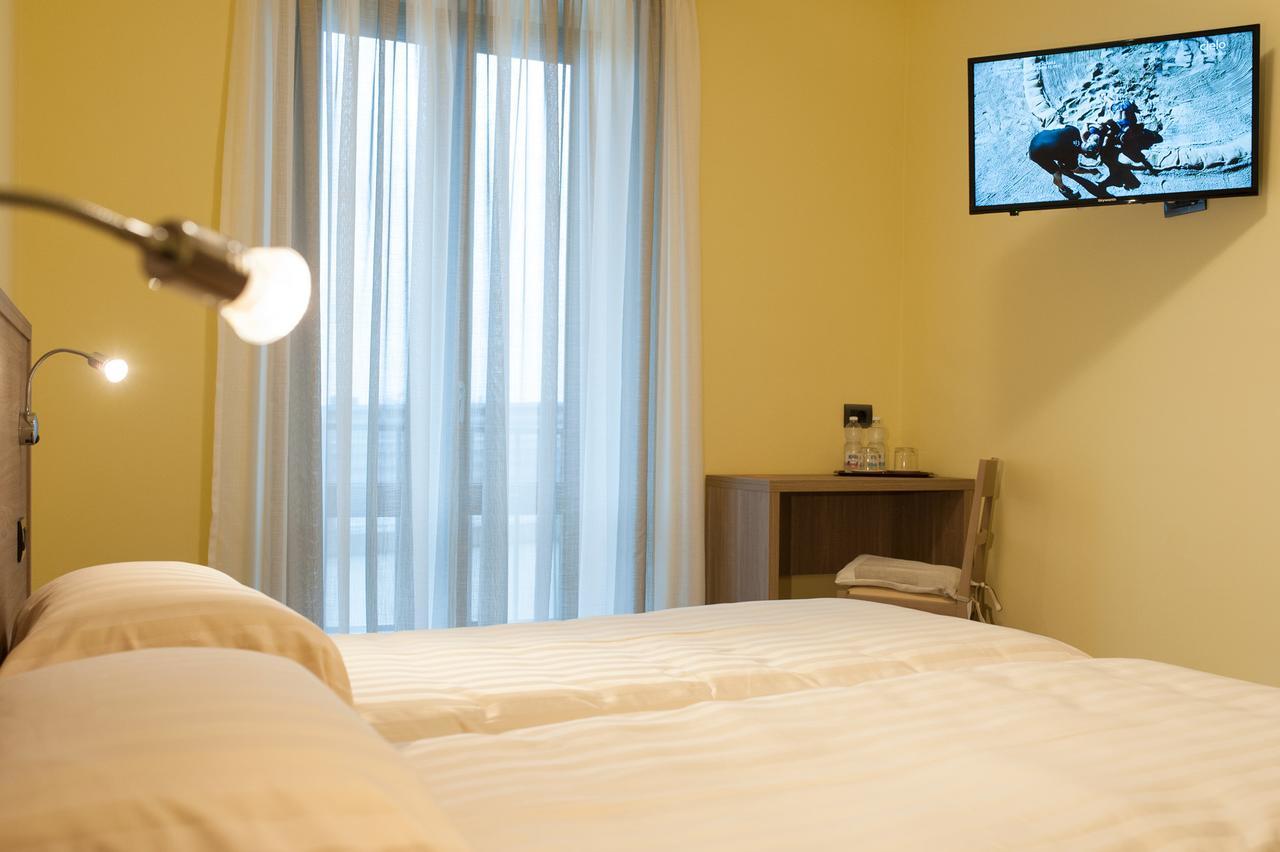 Hotel Ristorante Piccadilly Сантия Екстериор снимка